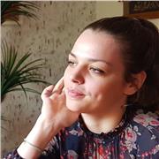 Jeune fille bilingue diplômée d'un master en commerce international